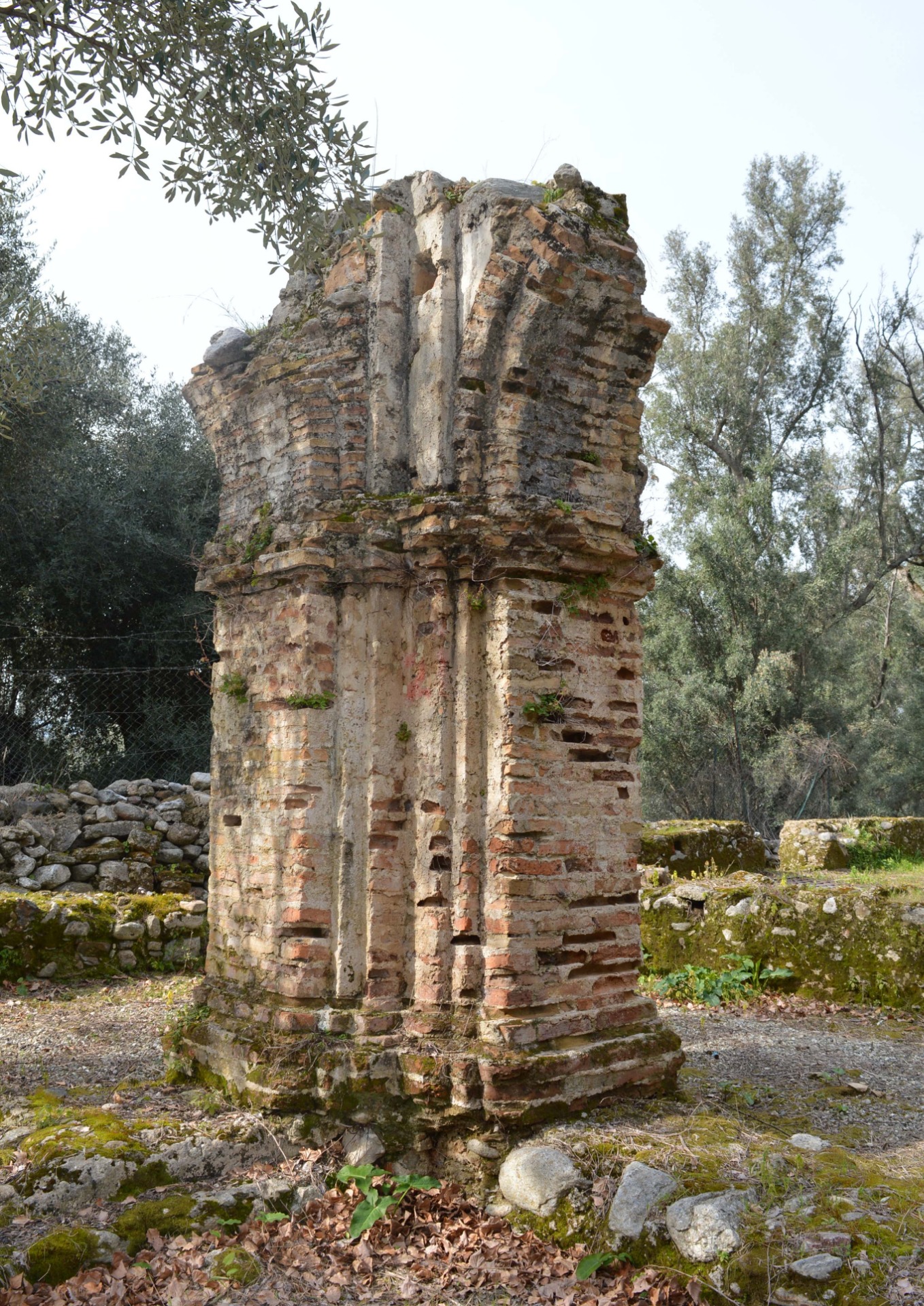 Unico pilastro ancora in piedi del chiostro del Convento dei Paolotti